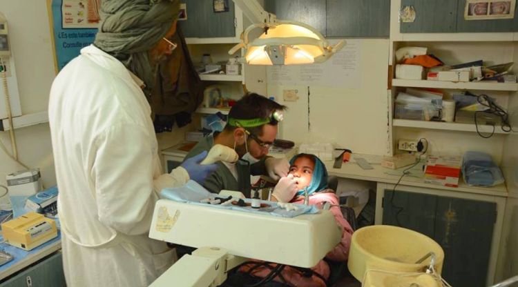 El dentista Pedro Higa atén, juntament amb el dentista local Lehbib, una nena. Judit Saavedra