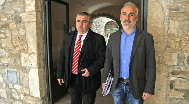L'advocat Joan Comas (esquerra) i el portaveu de la Plataforma per la Transparència de Besalú, Xavier Masó. ACN