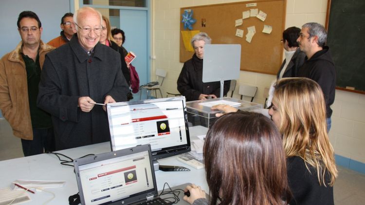 Un votant a la Bisbal d'Empordà aquest matí © ACN