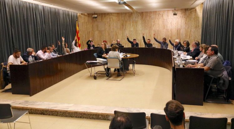 L'equip de govern de Salt i el PSC votant a favor del pressupost per al 2017. ACN