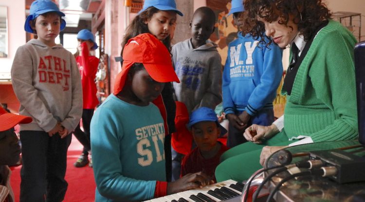 Laia Torrents, membre de CaboSanRoque, acompanyada d'alumnes en el taller 'El run dels exploradors'. ACN