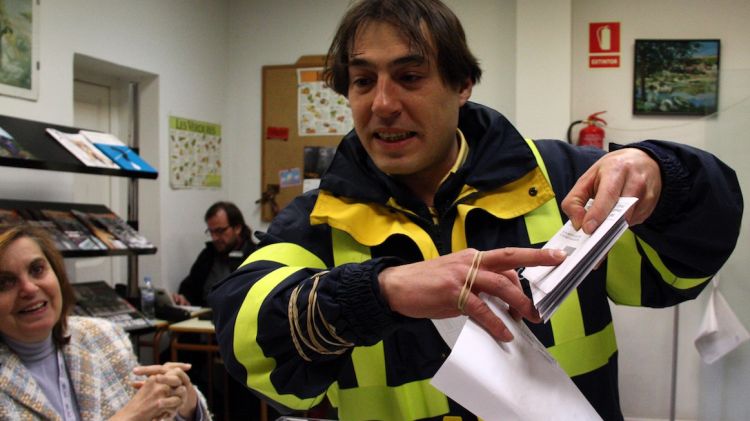 Vot per correu arribant al col·legi electora © ACN