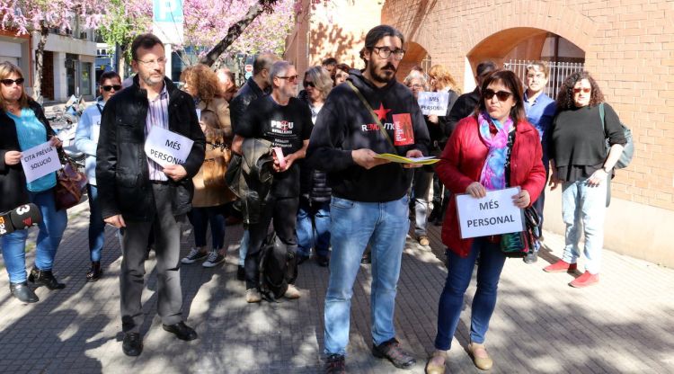 Els funcionaris reclamant més personal amb el portaveu Rafael Muñoz al mig llegint el manifest. ACN