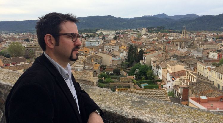 El regidor de Cultura de Banyoles, Jordi Bosch, des de dalt del campanar del monestir de Sant Esteve