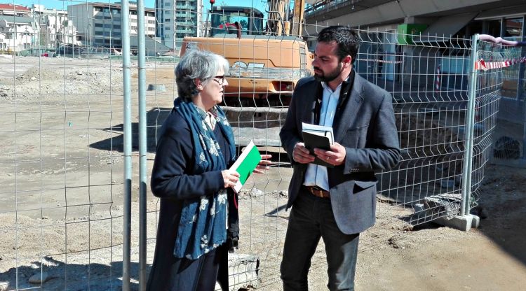 Maria Mercè Roca i Quim Ayats davant les obres inacabades del Parc Central