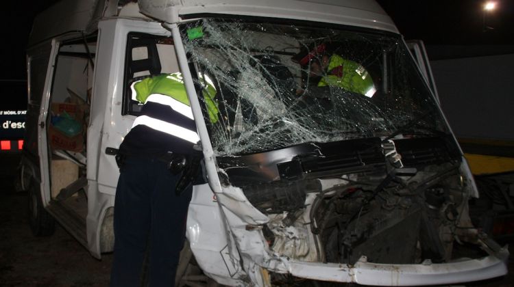Agents de Trànsit inspeccionen la furgoneta on anava el conductor mort en el sinistre d'aquesta tarda a Girona © ACN