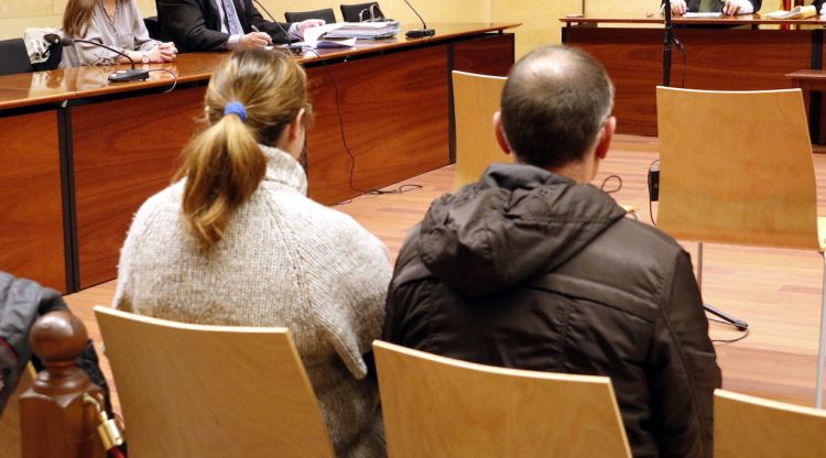 D'esquenes, el matrimoni acusat d'abusar sexualment d'una menor que tenien en acollida. ACN