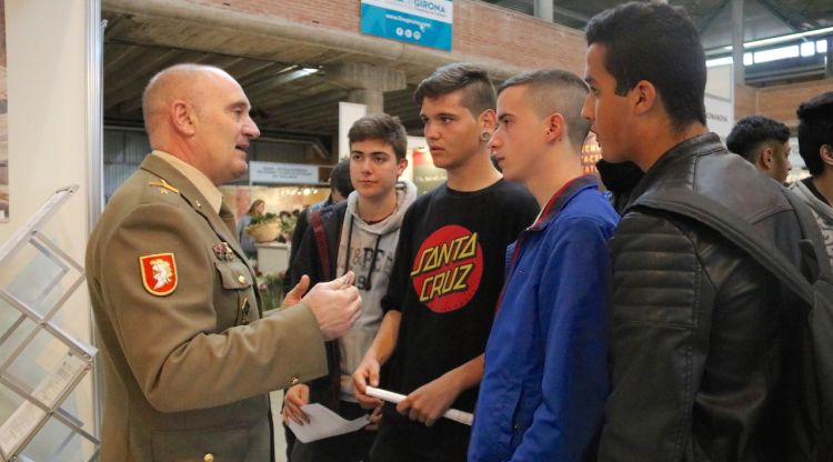 Un dels militars explica les opcions que els ofereix l'exèrcit, aquest matí. ACN