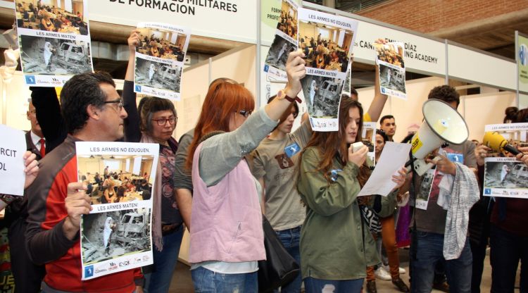 Alguns dels manifestants durant la lectura del manifest davant de l'estand d'Expojove. ACN