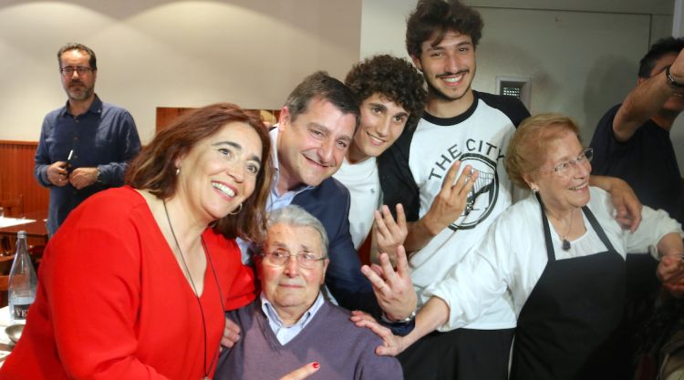 Foto de família, amb Josep Roca, la seva dona, els pares i el nebot, celebrant el tercer lloc. ACN