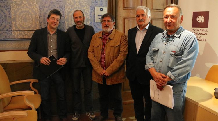 Els quatre alcaldes de la Garrotxa que participen en la prova pilot i el representant del SIGMA. ACN