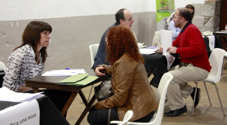 Diverses empreses participants a la jornada de formació i ocupació de Castelló d'Empúries realitzant entrevistes. ACN