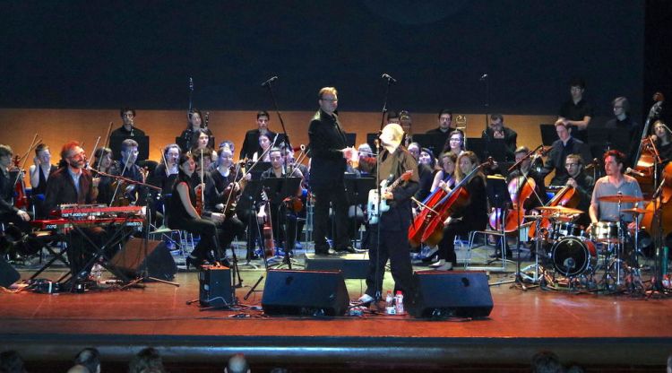 Joan Miquel Oliver i la JOCG, ahir al Teatre Municipal. ACN