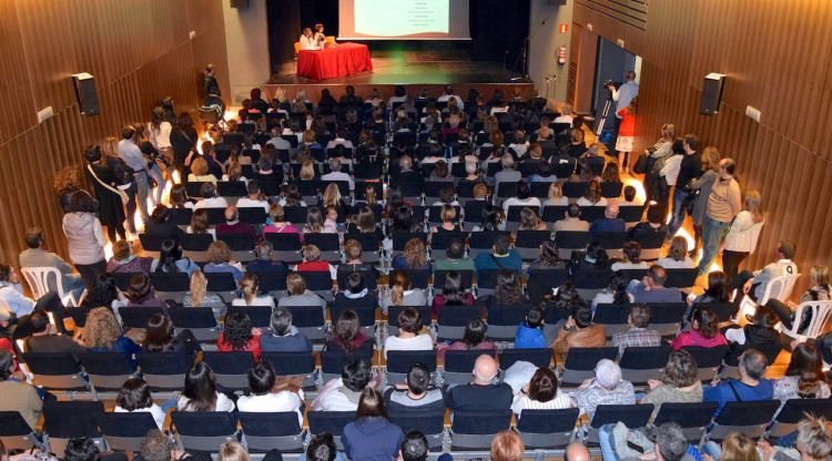 El Teatre Can Sagrera amb el públic que es va quedar petita ahir. ACN