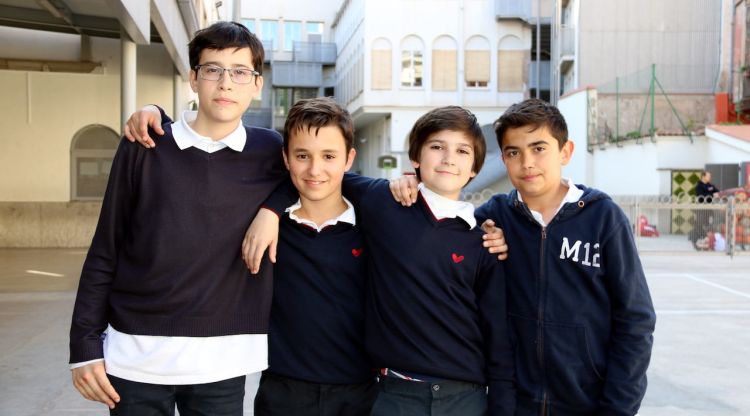 Els quatre alumnes que viatjaran als Estats Units al pati de l'Escola Vedruna de Girona. ACN
