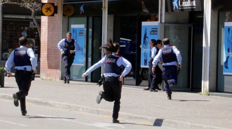 La policia entrant a la sucursal bancària atracada. ACN