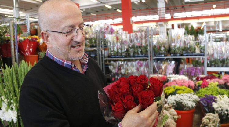 Josep Ruiz, majorista de roses del Mercat de Flor i Planta Ornamental de Catalunya, amb un ram a la seva parada. ACN