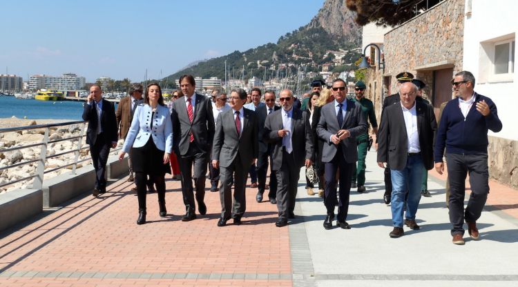El delegat del govern espanyol, Enric Millo, visitant el passeig del Molinet de l'Estartit. ACN