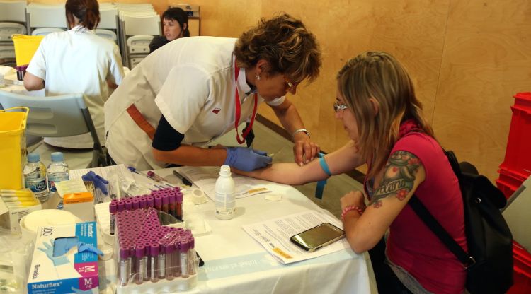 Una infermera extraient la mostra de sang a una de les donants. ACN