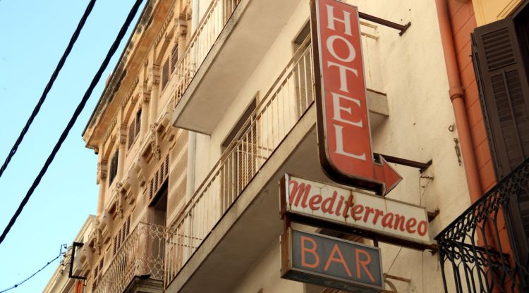 Detall del cartell de l'antic hotel Mediterraneo. ACN