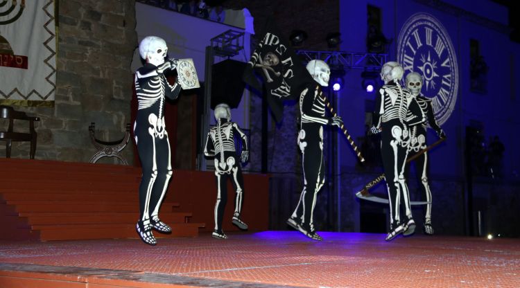 Els cinc esquelets dansant. ACN