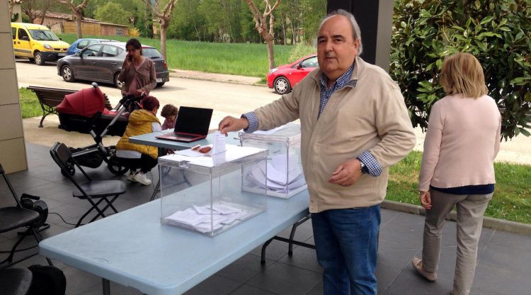 Un veí de Mieres participant de la consulta