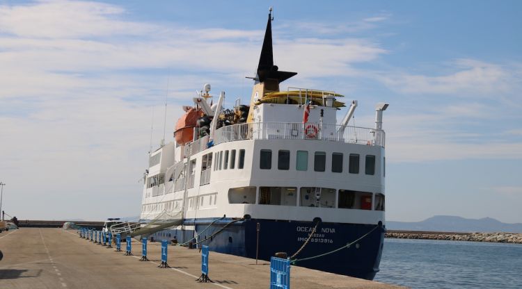 El trencagels Ocean Nova que avui ha inaugurat la temporada al port de Roses. ACN