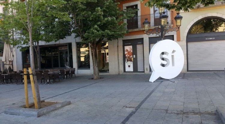 El 'Sí' "aparcat" a la Rambla de Girona. @KRLS (Twitter)