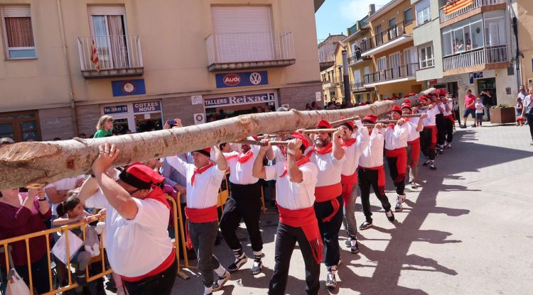 Els portadors de l'arbre del Maig de Cornellà del Terri