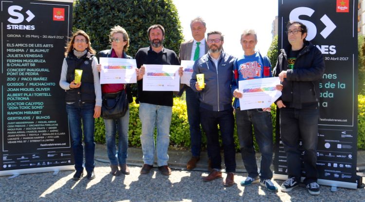 Foto de família per presentar els concerts a plaça Catalunya del festival Strenes. ACN