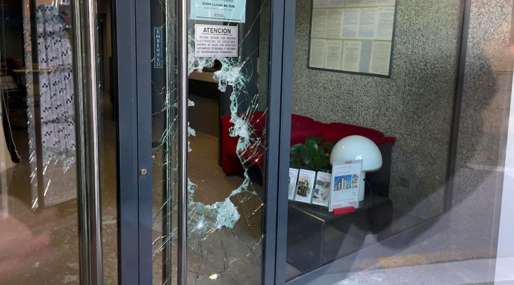 Un dels bancs que va intentar atracar trencant el vidre amb un martell