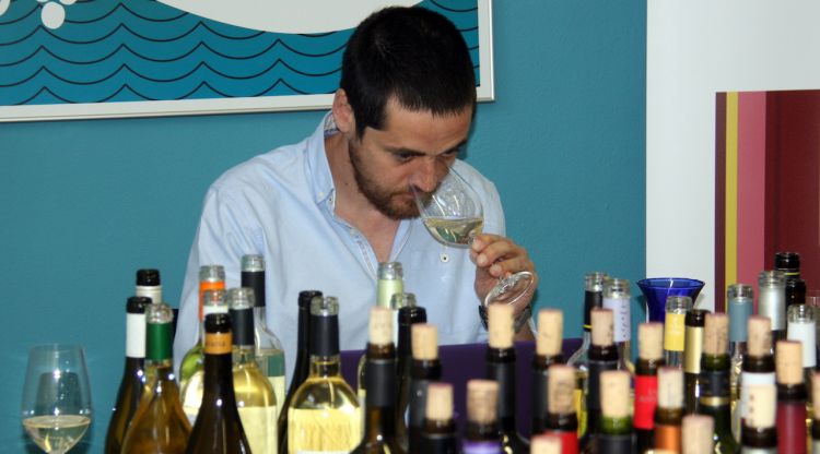 El responsable editorial de la guia Peñin, Javier Luengo, durant el tast de vins. ACN