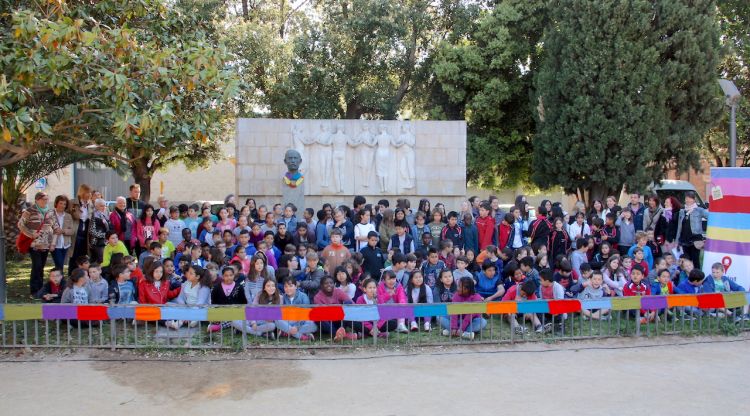 Foto de família al monument dedicat a Pep Ventura de la plaça Terradelles. ACN