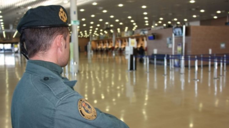 Un policia a l'interior de l'Aeroport de Girona (arxiu) © ACN