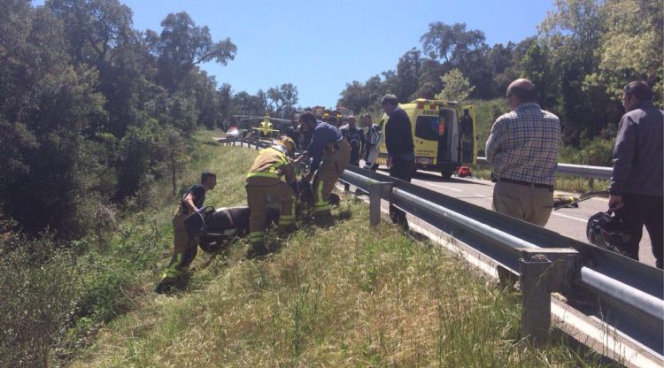 Efectius d'emergències treuen la moto accidentada a Maçanet de Cabrenys. SEM