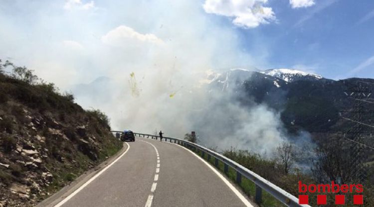 Tram de l'N-260, la collada de Toses, envoltada pel fum de l'incendi