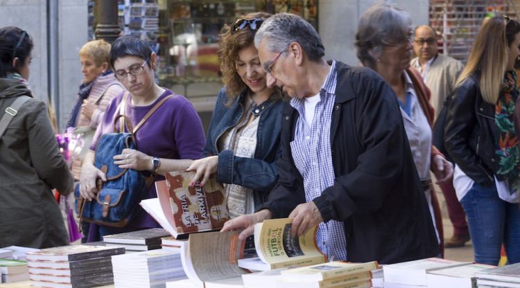 Dos gironins cercant el seu llibre en una parada de la Rambla © M. Estarriola
