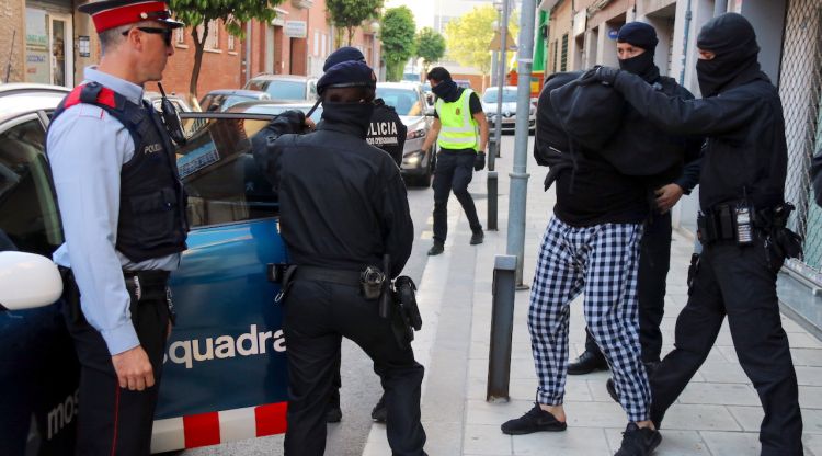 Els Mossos d'Esquadra amb el detingut al número 84 del carrer Dolors Almeda de Cornellà de Llobregat. ACN