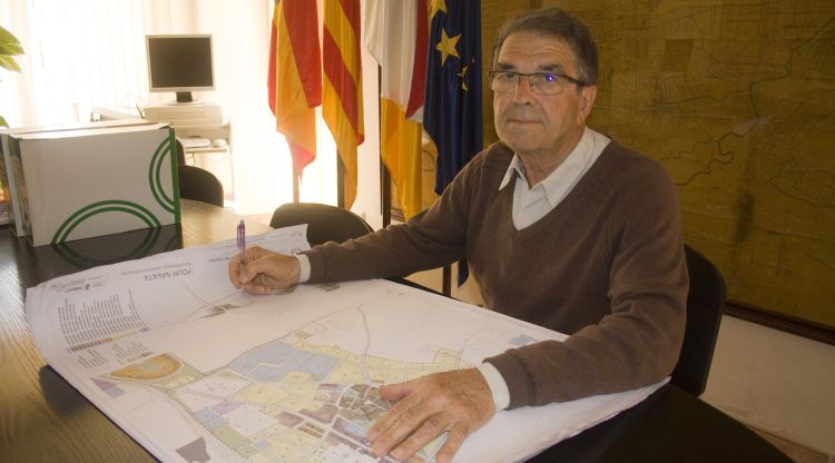 L'alcalde de Navata, Jaume Homs, amb els plànols del nou POUM (arxiu). Marc Estarriola