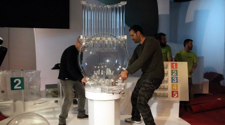 Preparació del sorteig amb l'arribada dels bombos. ACN