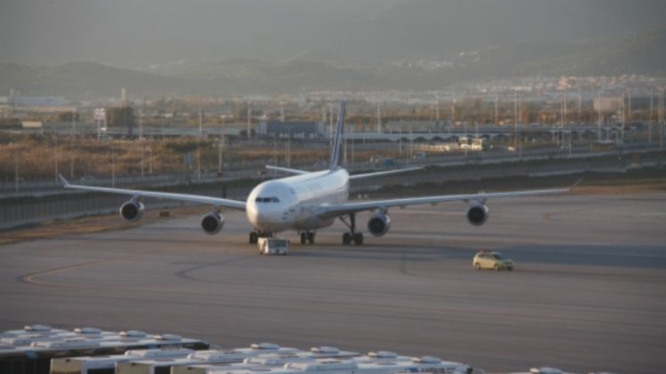 Un avió a la pista de l'Aeroport de Girona