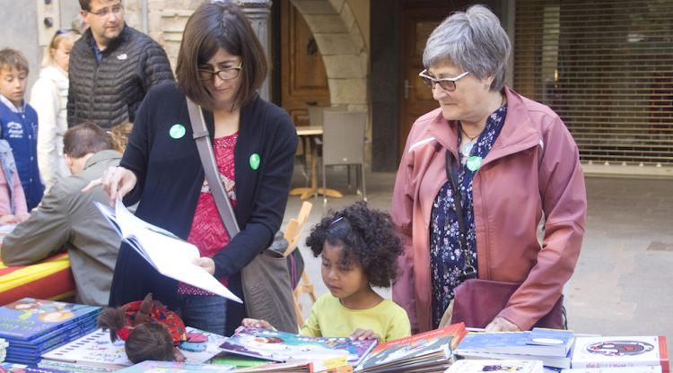 Cercant el seu llibre a la Rambla de Girona © M. Estarriola