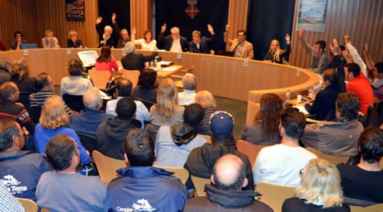 Moment de la votació per deixar el punt del POUM sobre la taula. Aj. de Blanes