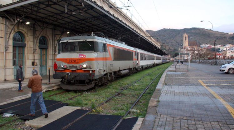 El darrer tren nocturn que va arribar a Portbou el desembre passat. ACN