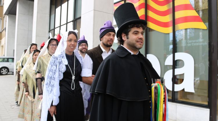 El cap dansaire de Campdevànol i la resta dels balladors, a la Delegació de la Generalitat davant de la UE. ACN