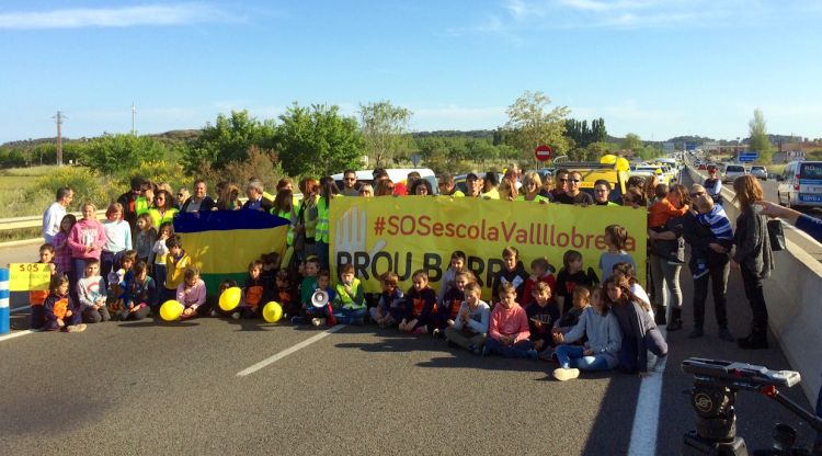 Els veïns de Vall-llobrega tallant la carretera durant la manifestació. ACN