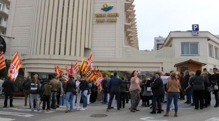 Els treballadors protestant davant de l'hotel. ACN
