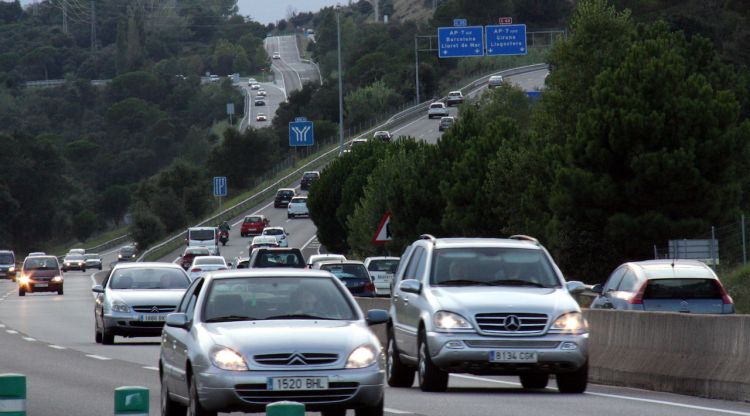 Vehicles circulant per la C-65 en una imatge d'arxiu. ACN