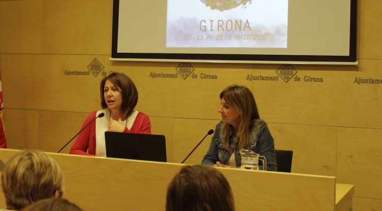 La regidora de Promoció Econòmica i Turisme, Glòria Plana (dreta) i l'alcaldessa, Marta Madrenas. Aj. de Girona