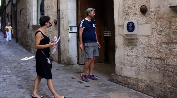 Dos turistes accedint a l'interior del Museu d'Història dels Jueus de Girona (arxiu). ACN